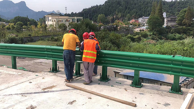 肇庆高速公路护栏板的维护确保道路安全的关键环节